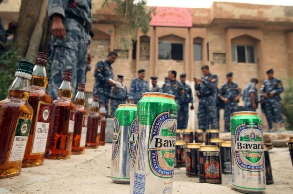 Alkohol zabavený iráckými vojáky a policisty při zátahu v Basře.