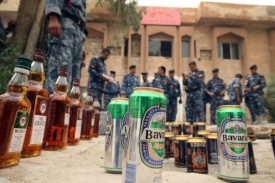 Alkohol zabavený iráckými vojáky a policisty při zátahu v Basře.