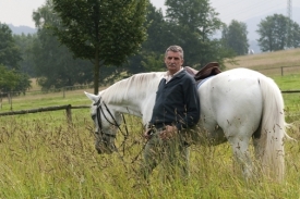Martin Huba ve filmu Kawasakiho růže.