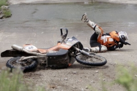 Jeden z mnoha pádů motocyklistů na letošním Dakaru.