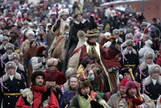 Průvod doprovázeli i pištci v historických kostýmech.