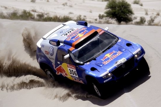 Carlos Sainz se svým Volkswagenem na dakarské rallye. 