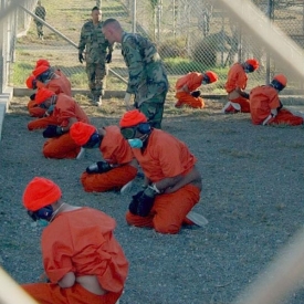 Vězni v Camp X-Ray v roce 2002.