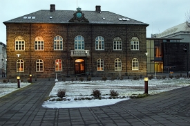 Budova islandského parlamentu.
