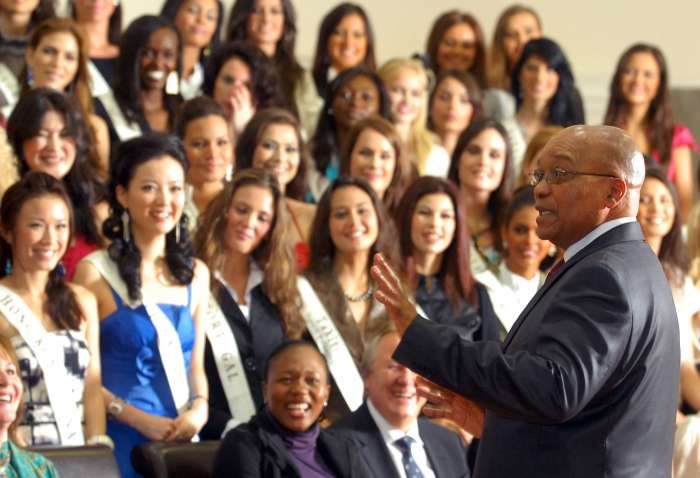Zuma ve svém opovrhovaném živlu. Miss Wolrd 2009. 