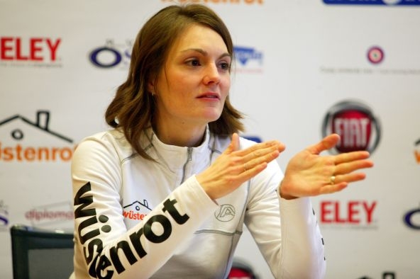 Kateřina Emmons na tiskové konferenci v Praze. Kateřina Emmons na tiskové konferenci v Praze.