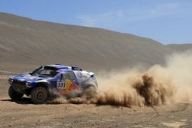 Carlos Sainz se dostal do čela.