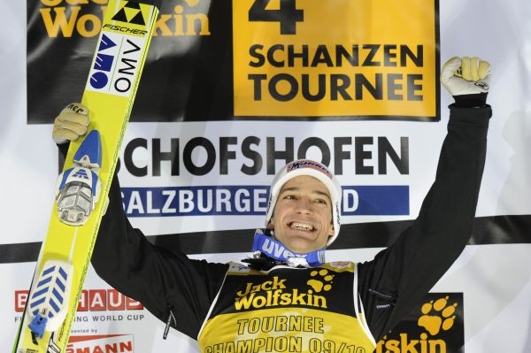 Andreas Kofler oslavuje vítězství na skokanském Turné.