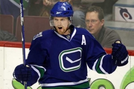Henrik Sedin z Vancouveru atakuje stobodovou hranici.