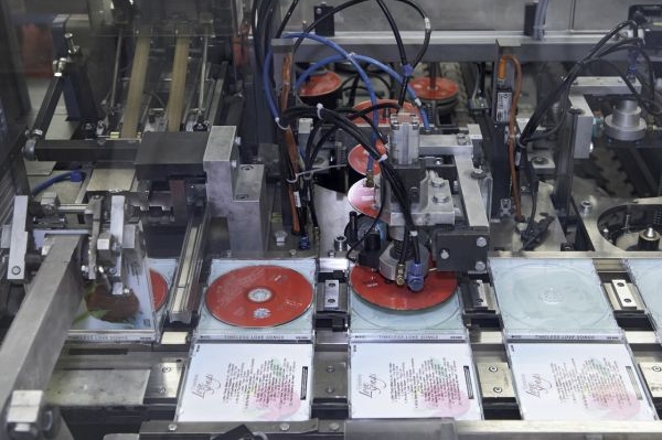 O klasické CD disky zájem prudce klesá. Trh zachraňuje stánkový prodej
