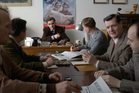 Martin Myšička jako redaktor Rudého práva ve filmu Smyčka.