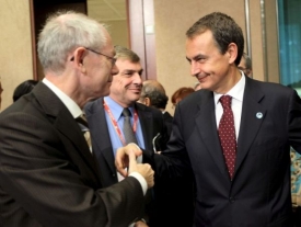 Kdo s koho. Van Rompuy a Zapatero.