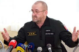 Mako končí.