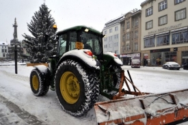 Silničáři v centru Olomouce v pátek ráno.