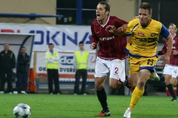 Útočník Stanislav Tecl (vpravo) přichází do Slavie z Jihlavy.