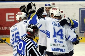 Plzeňské komando oslavuje branku v síti Litvínova.