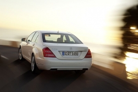 S 400 Hybrid akceleruje na stovku za sedm sekund.