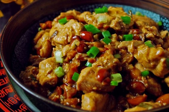 Kung-pao bývá zrádné. Kaloriemi přímo bobtná.