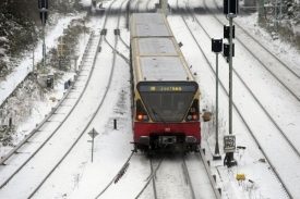 Př&iacute;městsk&yacute; vlak S-Bahn u zasněžen&eacute;ho Berl&iacute;na.
