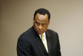 Jacksonův lékař Conrad Murray. Dostane ho prokuratura před soud?