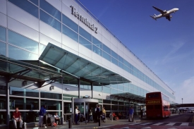 Policie zatkla muže na leti&scaron;ti v Heathrow. Ilustračn&iacute; foto.