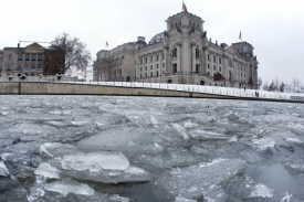 Téměř zamrzlá řeka Spree v centru německého Berlína.