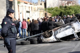 Imigranti se bouří, protože byli postřeleni vzduchovkou.