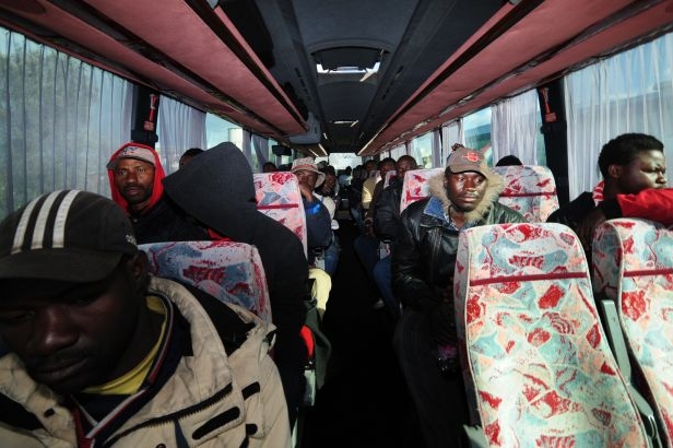 Policie rozvezla imigranty do okolních regionů.