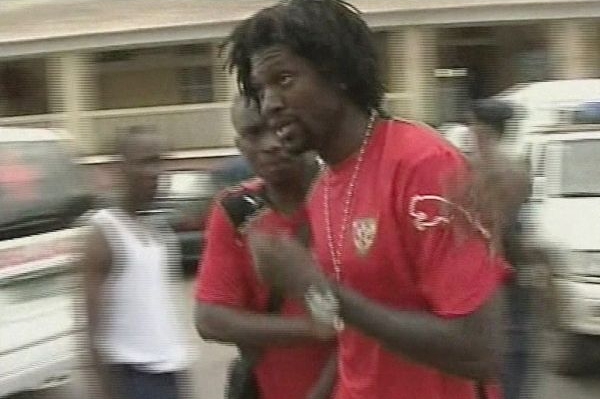 Hvězda Toga Emmanuel Adebayor bezprostředně po útoku.