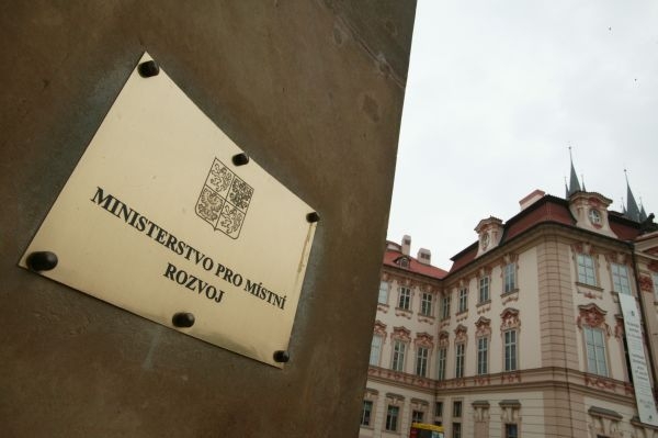 Ministerstvu se nelíbí pomalé schvalování dotací.