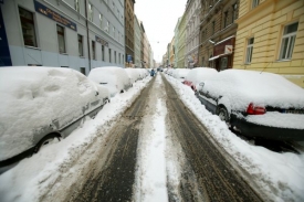 Takto zapadaná jsou auta ve většině měst.