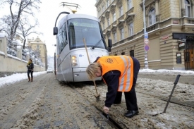 Řidiči tramvají museli občas čistit výhybky a koleje.