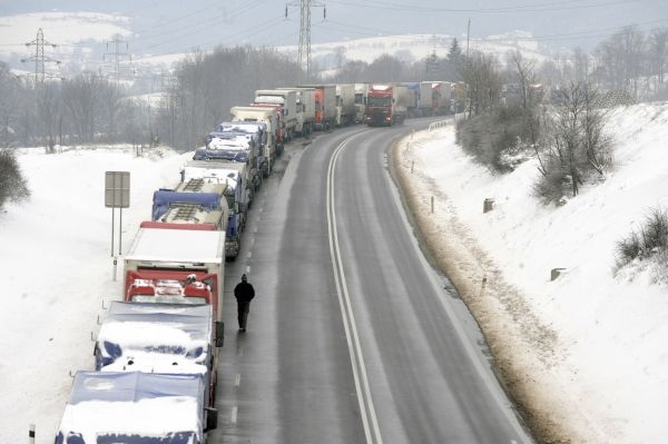 Kolona kamionů v Mostech u Jablunkova. 