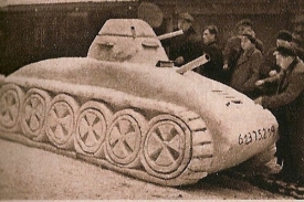 Sněhový tank na Senovážném náměstí v Praze.