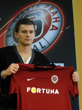 Slovenský fotbalista Miloš Lačný podepsal smlouvu pražské Spartě.