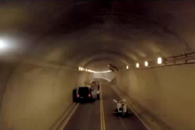 Jel v tunelu Mercedes SLS AMG skutečně střechou dolů?