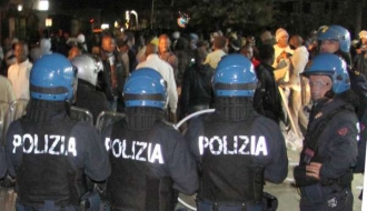 Policie zasahuje v Rosarnu po nepokojích Afričanů.