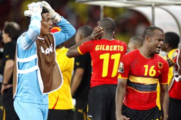 Fotbalisté Angoly nevěří, že ztratili vedení 4:0 v duelu s Mali. 