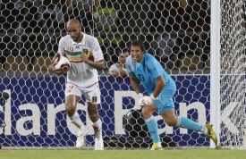 Frederic Kanouté (s míčem) byl strůjcem vyrovnání z 0:4 na 4:4.