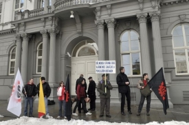 Př&iacute;znivci Dělnick&eacute; strany demonstruj&iacute; před Nejvy&scaron;&scaron;&iacute;m spr&aacute;vn&iacute;m soudem.