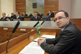 Předseda Dělnick&eacute; strany Tom&aacute;&scaron; Vandas u Nejvy&scaron;&scaron;&iacute;ho spr&aacute;vn&iacute;ho soudu.
