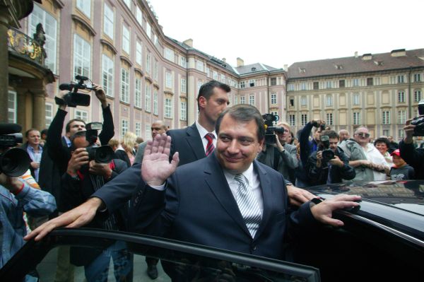 Paroubek mění vůz. Už nechce jezdit papalášskou audinou.