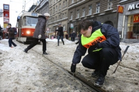 Pracovníci dispečinku pomáhali s udržováním tramvajových výhybek.
