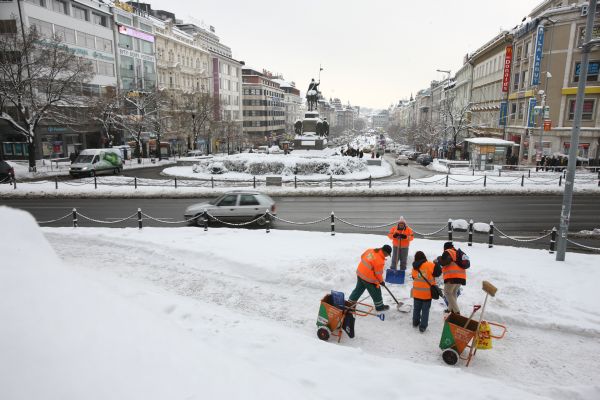 Pohled na zasněžené Václavské náměstí od Národního muzea.