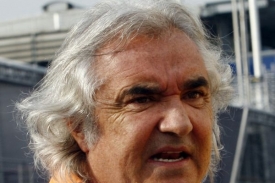 Flavio Briatore zatím do světa formule 1 zasáhnout nemůže.