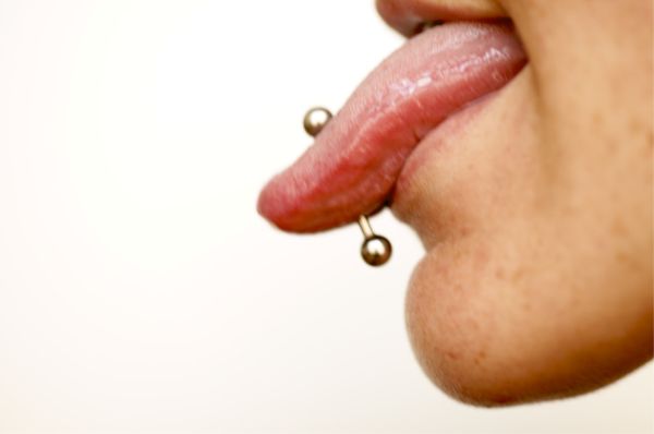 Touha po piercingu se stala teprve dvanáctileté školačce osudnou.