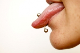 Touha po piercingu se stala teprve dvanáctileté školačce osudnou.