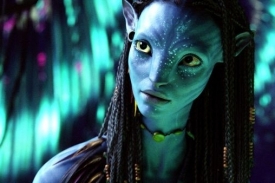 Avatar stále vládne světovým kinům.