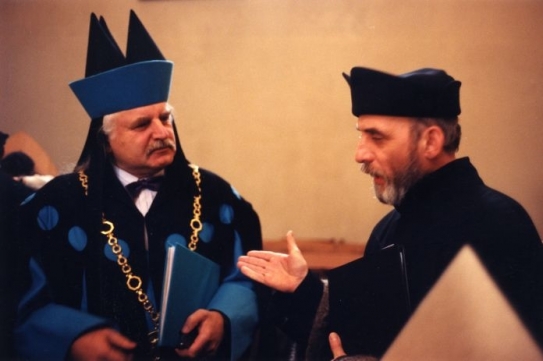 Milan Kn&iacute;ž&aacute;k ve slavnostn&iacute;m oděvu.
