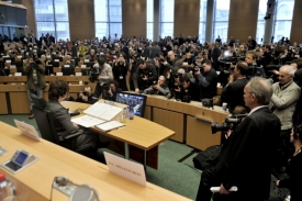 Ashtonová a poslanci - téměř přátelský pohovor.